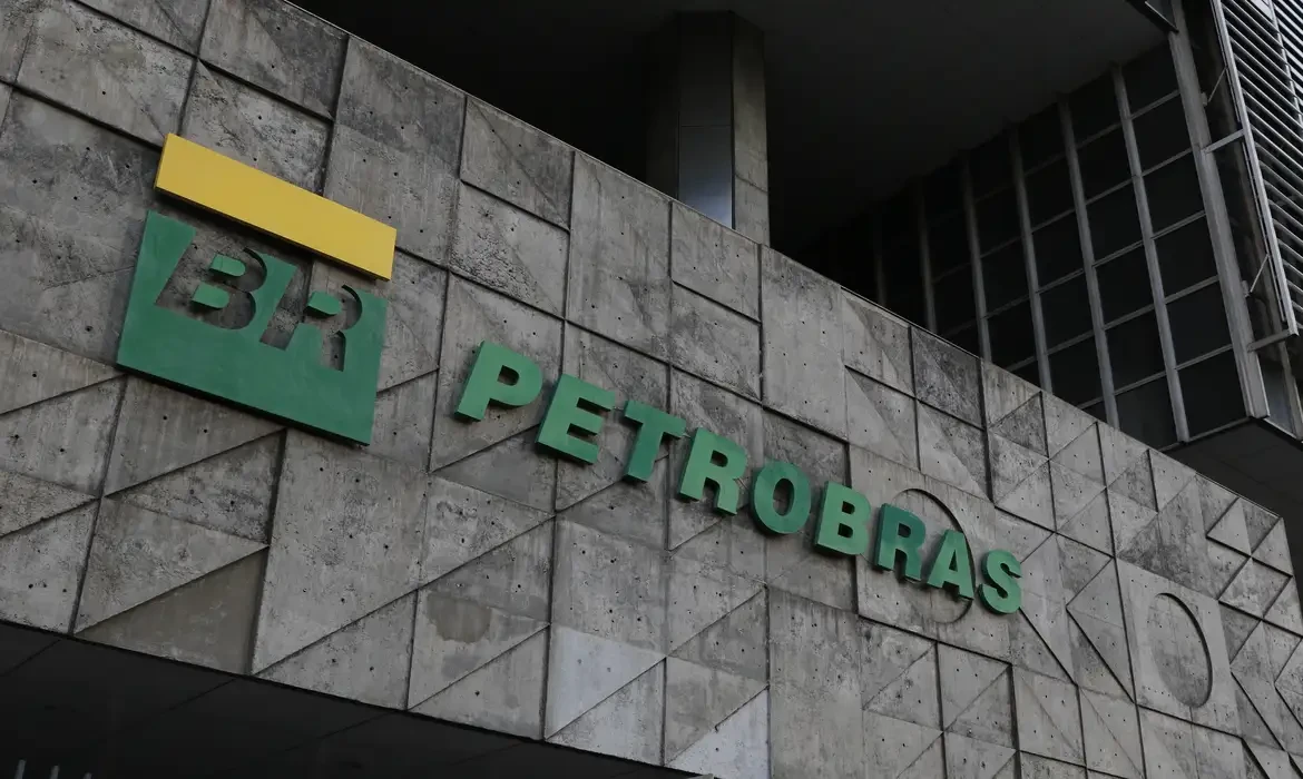 Petrobras batiza primeiro navio a navegar com tripulação 100% feminina