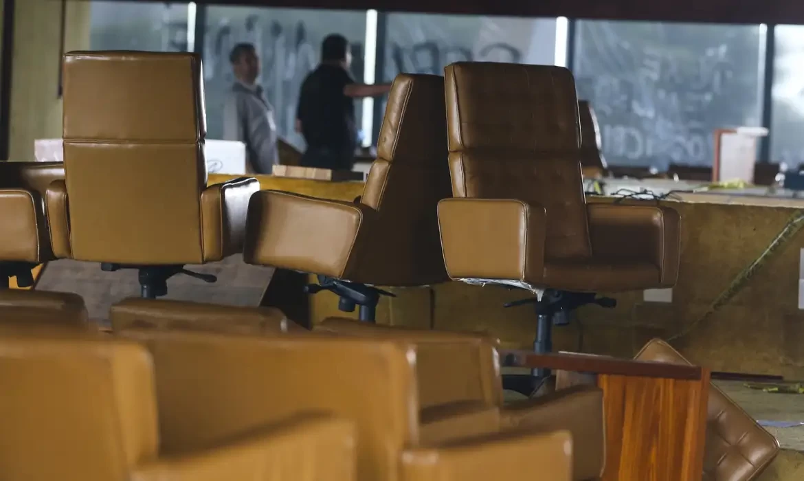 8/1: STF vota para condenar homem que sentou na cadeira de Moraes