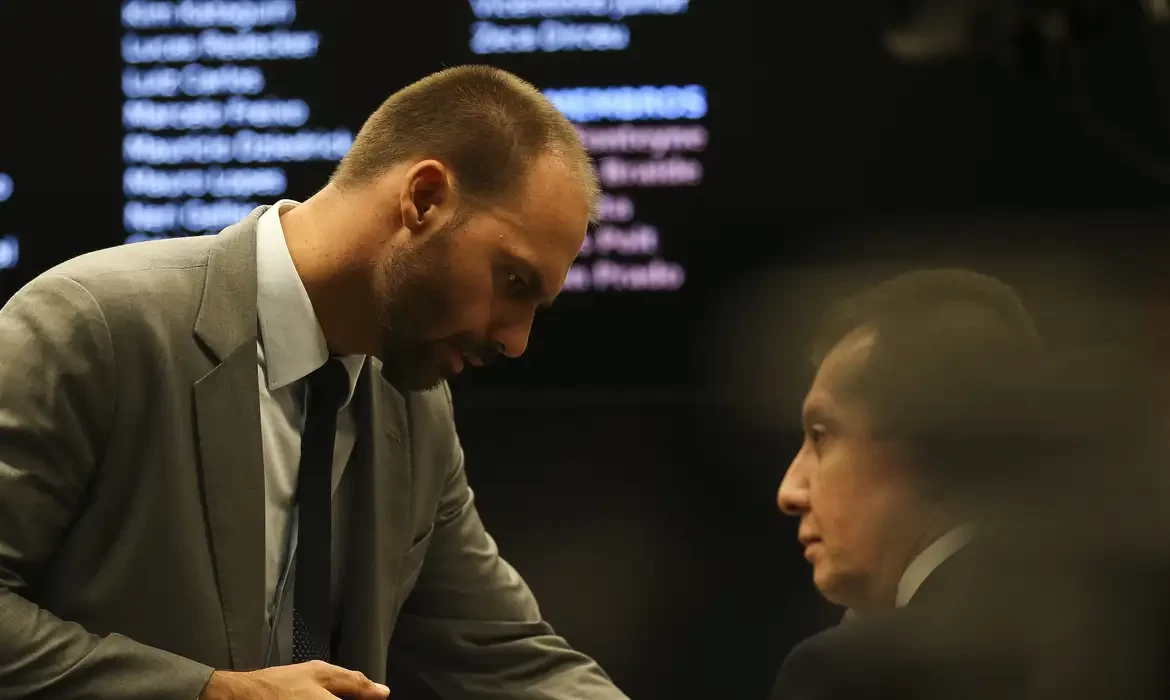 Moraes manda DPU assumir a defesa de Eduardo Bolsonaro no STF