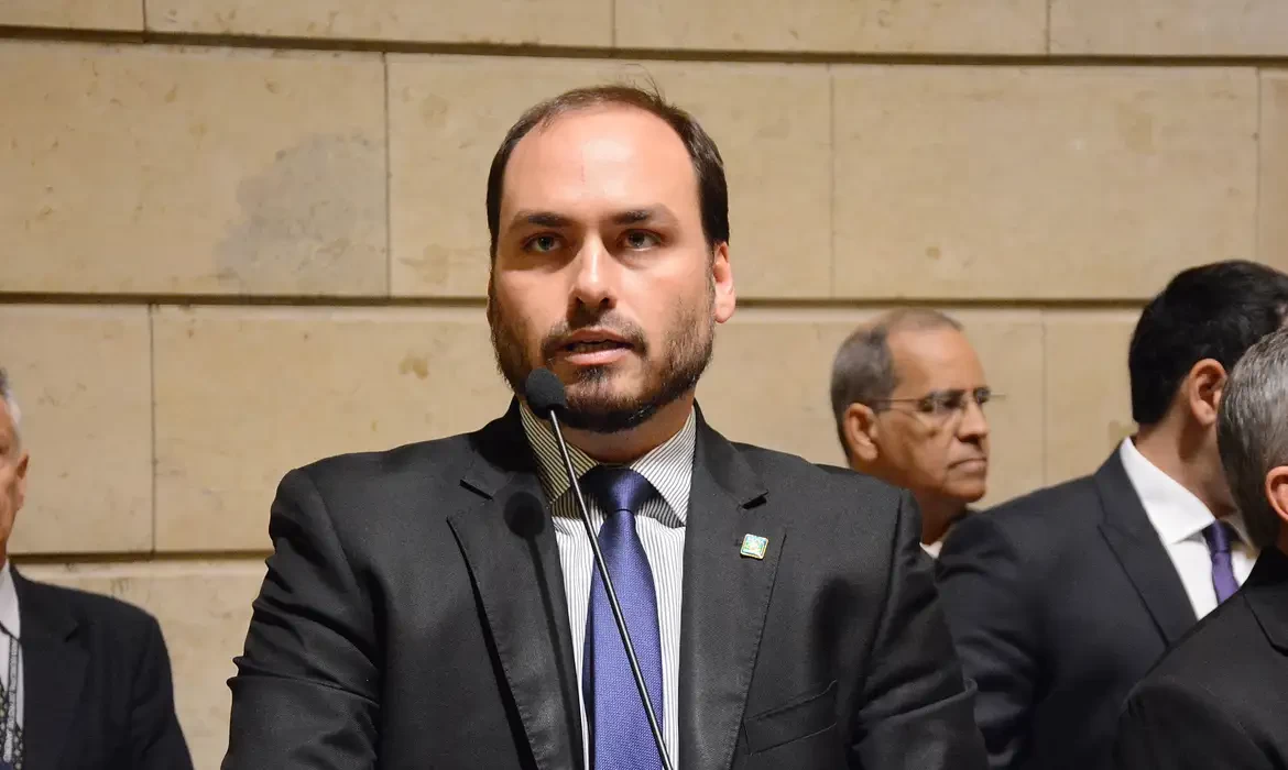 PF diz que Bolsonaro e Carlos integravam organização criminosa na Abin