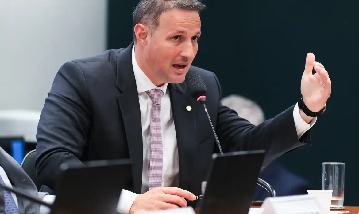 Derrite recua e diz que competências da PF serão mantidas em projeto