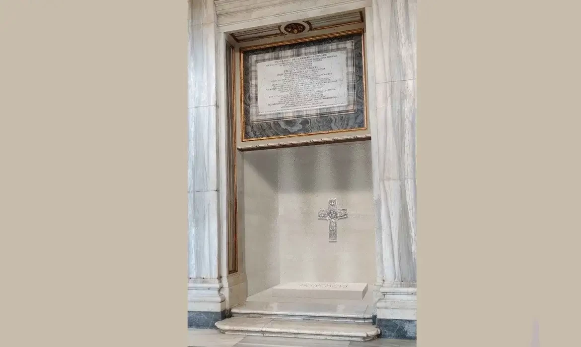 Túmulo do papa foi feito com pedra da região de seus avós, na Itália