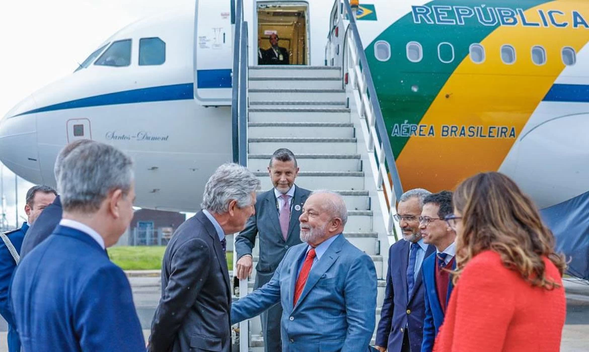 Lula chega a Londres para coroação do Rei Charles III