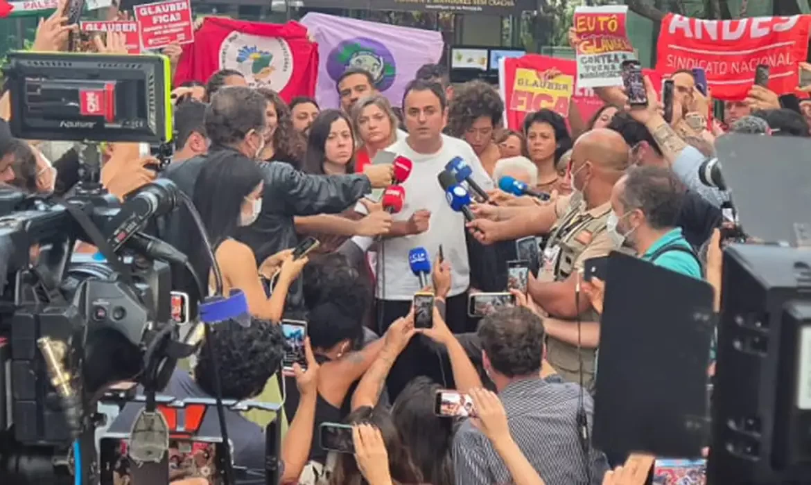 Glauber Braga encerra greve de fome após acordo com Hugo Motta