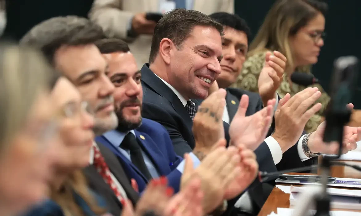 Câmara suspende ação penal contra Ramagem por atos do 8 de janeiro