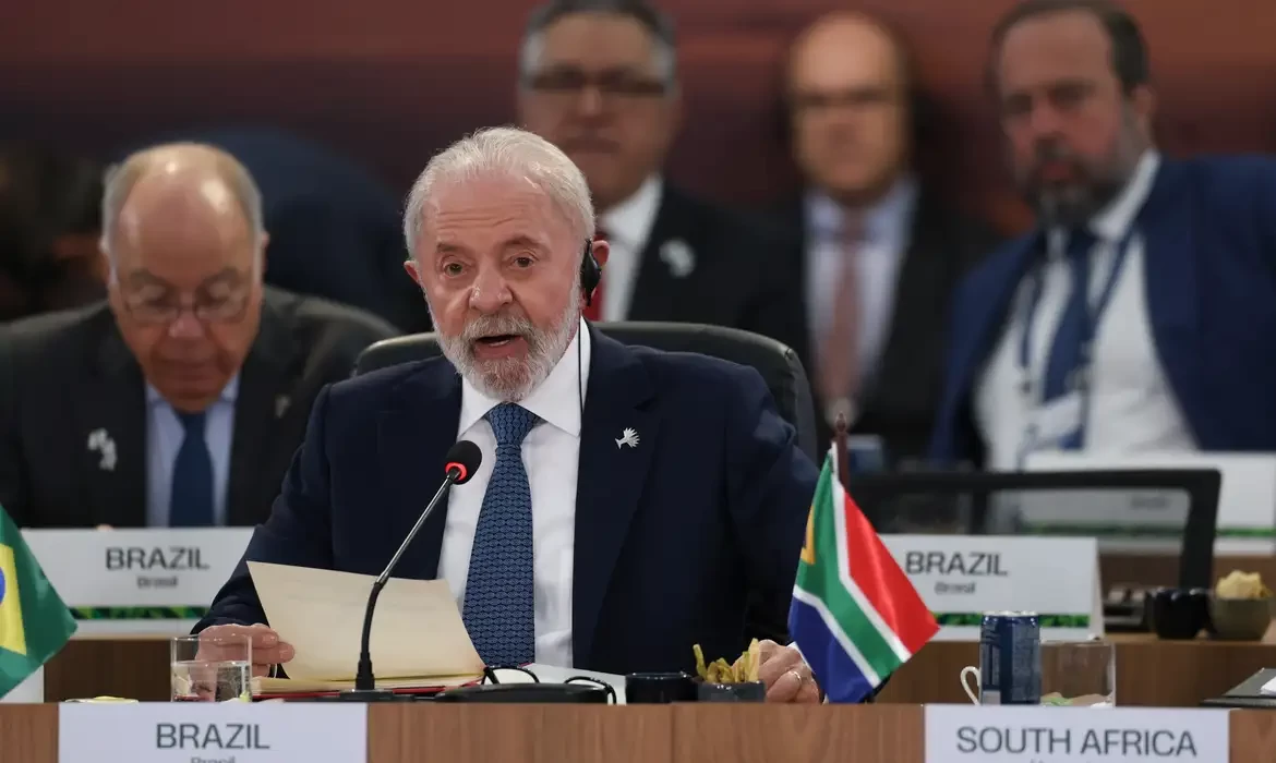 Lula critica incentivos financeiros ao setor de combustíveis fósseis