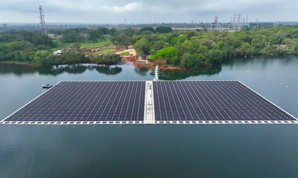 Usina de Itaipu termina montagem de “ilha solar” que vai gerar energia