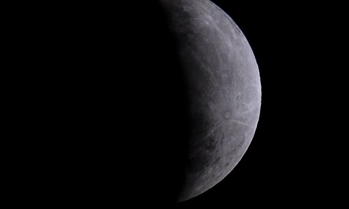 Eclipse parcial da Lua nesta quinta-feira será visto em todo o Brasil