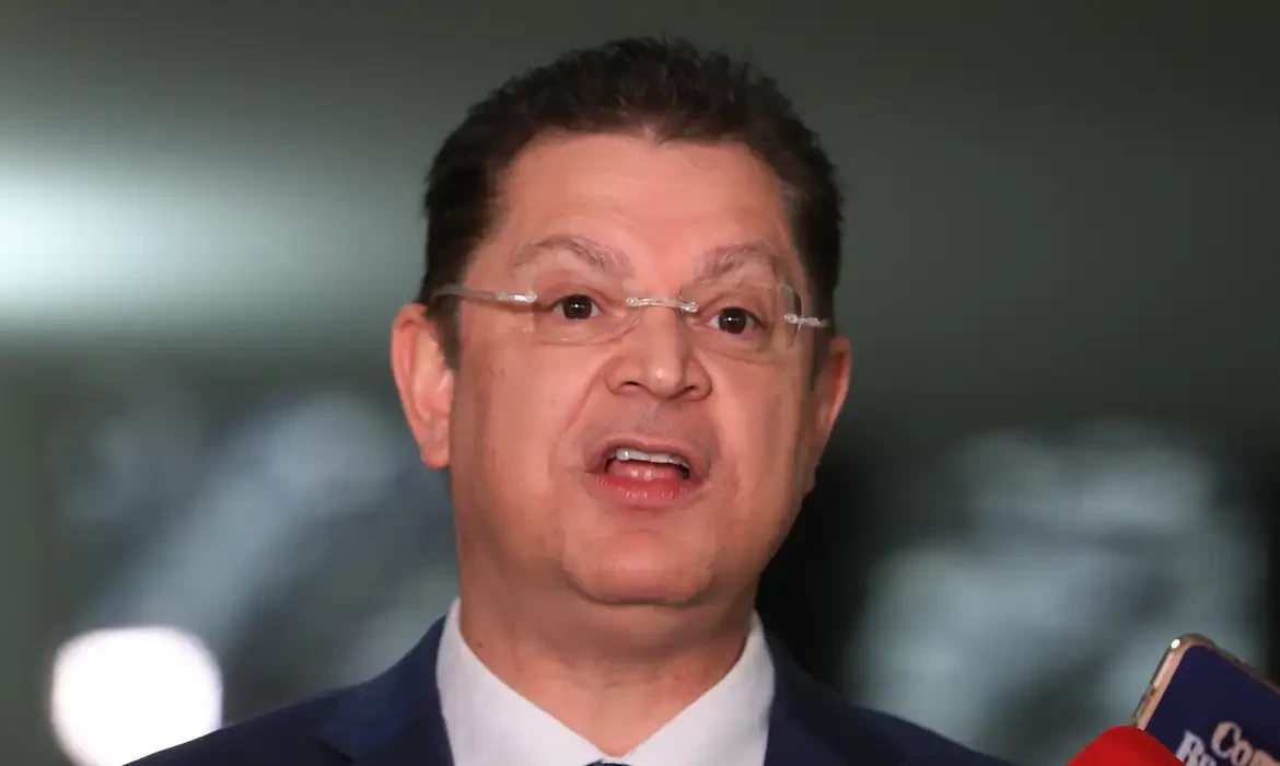 Oposição ocupa plenários por anistia a 8/01 e impeachment de Moraes