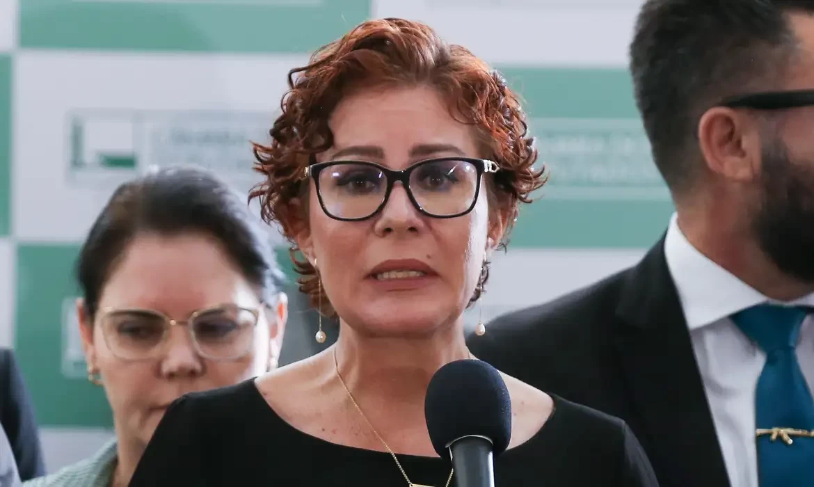 Moraes nega recurso de Carla Zambelli contra execução da condenação