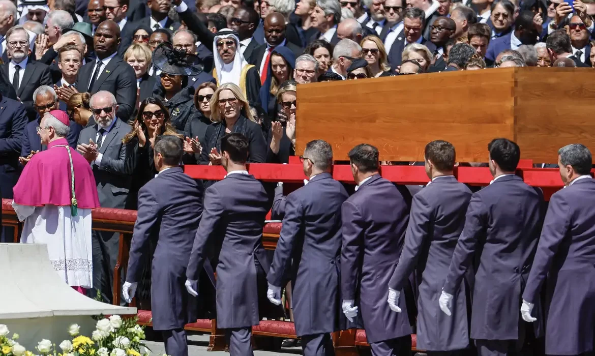 No Vaticano, Lula diz que papa fez história ao combater desigualdades