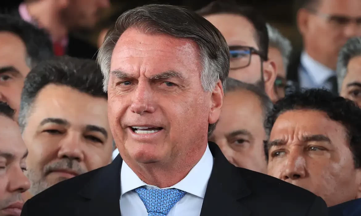 Bolsonaro nega tentativa de fuga e pede revogação da prisão domiciliar