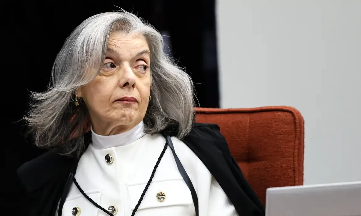 Cármen Lúcia relata ameaça de bomba em palestra a estudantes no DF