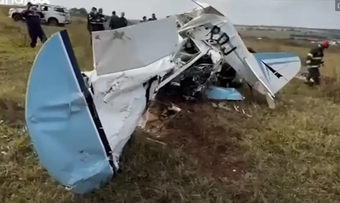 Queda de avião deixa dois mortos no interior de SP