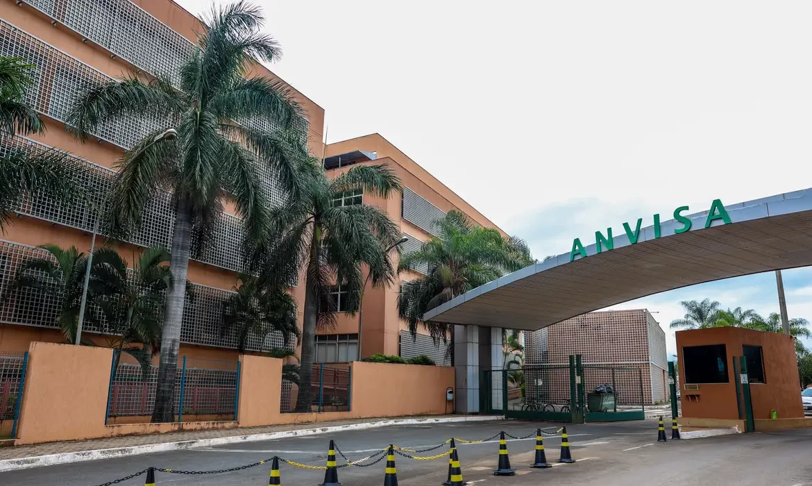 Anvisa proíbe venda de leite condensado e dois suplementos