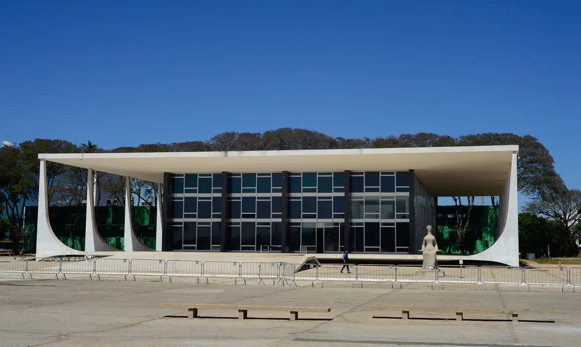 Fachin cobra manifestação da PGR sobre casos do INSS e Master