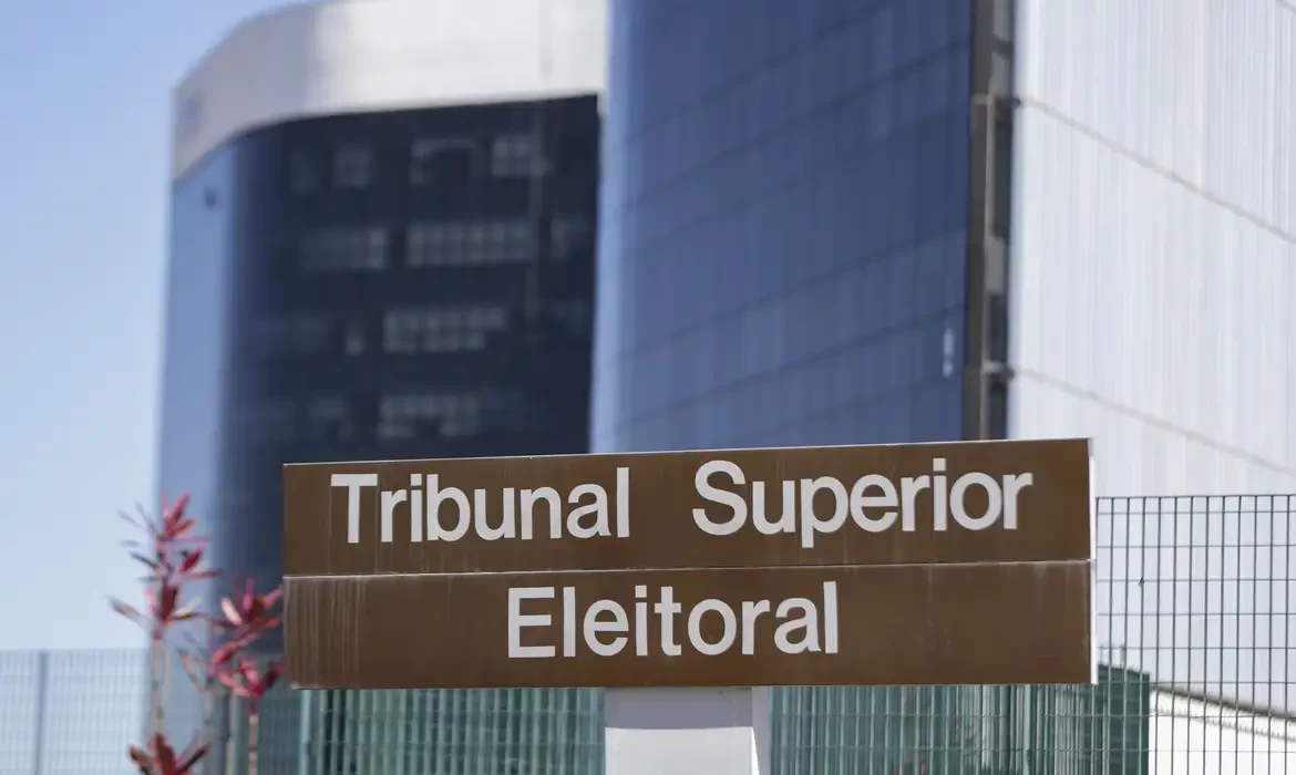 TSE empossa dois ministros indicados por Lula.