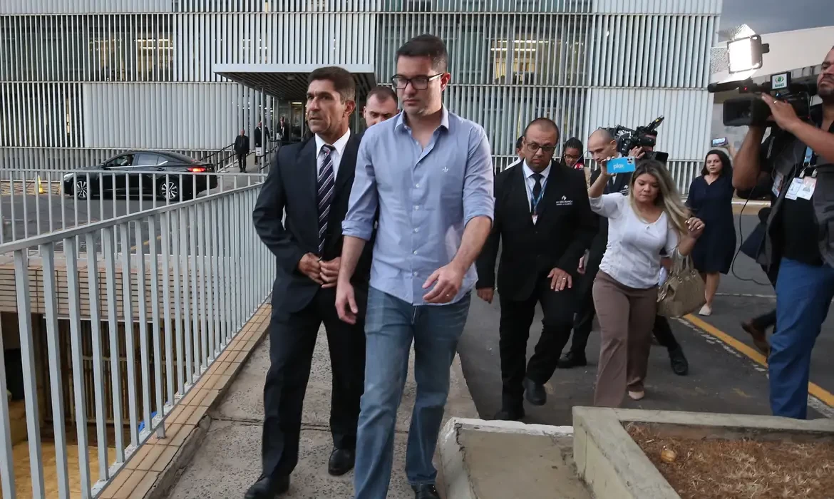 Moraes permite que Do Val participe de sessões do Senado além das 19h