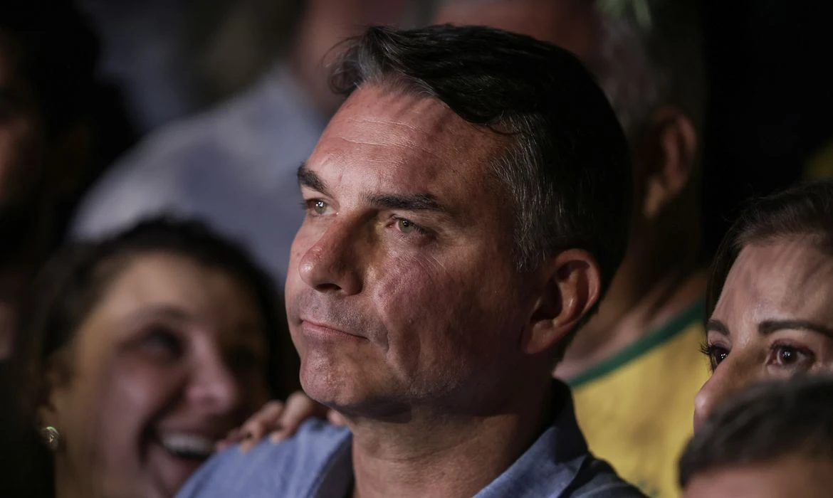 Mendonça multa Flávio por impulsionar post negativo contra Lula