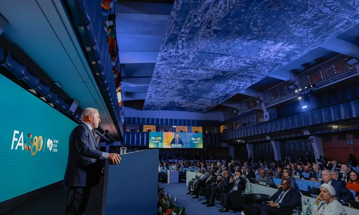 Lula diz que fome não é problema econômico, mas político