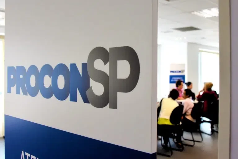 Procon-SP debate impactos da fusão entre a Azul e a Gol para os consumidores em audiência pública