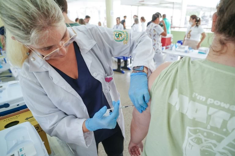 São Paulo inicia vacinação contra a dengue e Instituto Butantan anuncia investimento de R$ 1,8 bilhão em novas fábricas e modernização