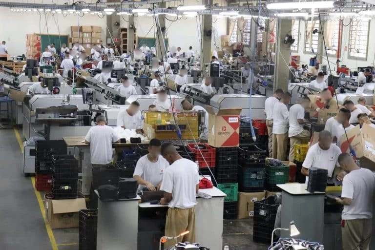 Governo de SP faz parceria para empregar reeducandos na produção de calçados de segurança