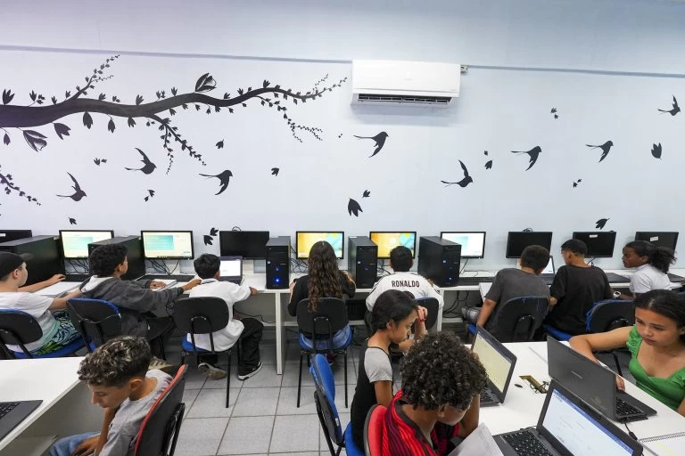 Governo de SP entrega 851 escolas climatizadas e prevê 3 mil até 2027