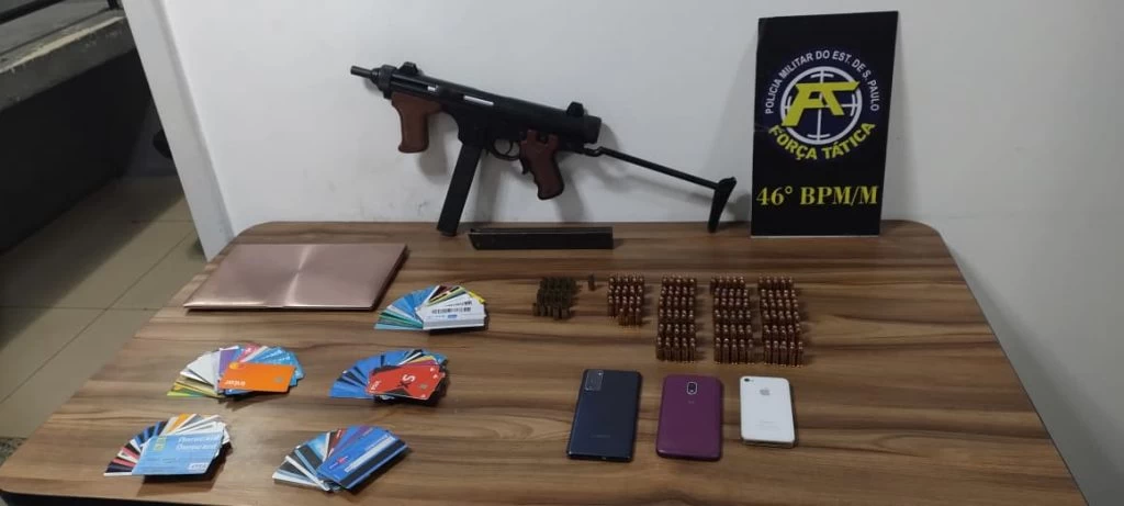 Homem é preso com submetralhadora e mais de 90 cartões bancários na zona sul de SP
