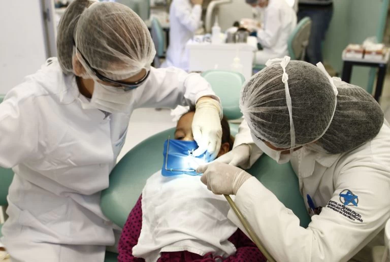 Doença periodontal é a principal causa de perda dos dentes em adultos, revela levantamento da USP
