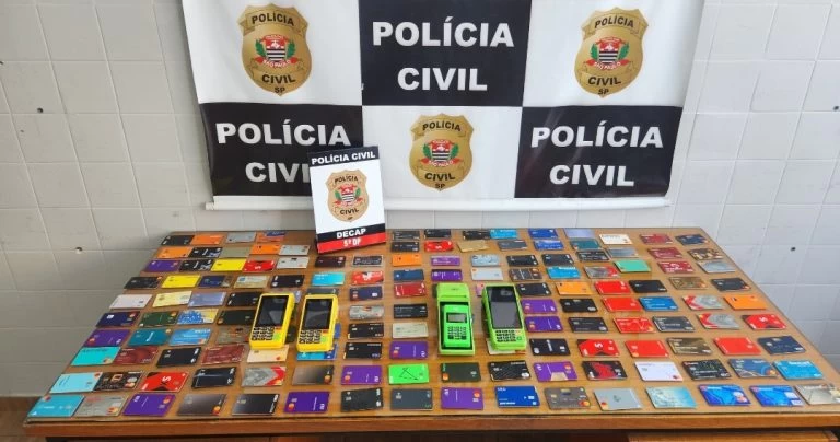 Golpe da maquininha: homem é preso com 251 cartões bancários em SP