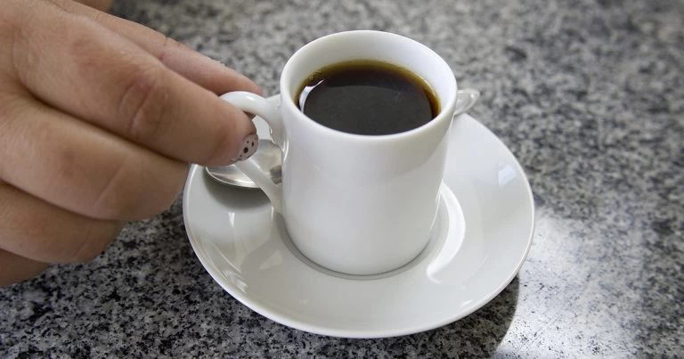 Café pode ser aliado e vilão no combate à ressaca; veja cuidados