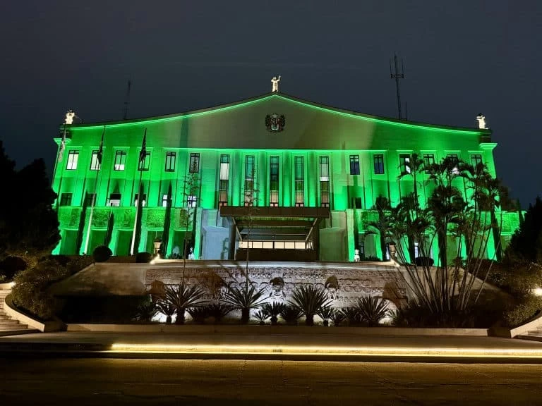 Palácio dos Bandeirantes recebe iluminação verde em apoio à campanha de conscientização sobre glaucoma