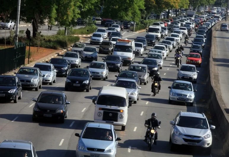 Motoristas devem redobrar cuidados ao dirigir na chuva; confira dicas