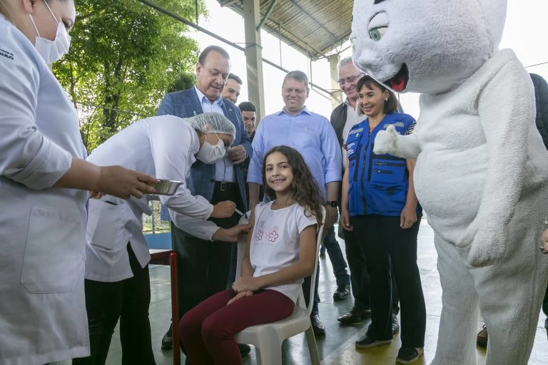 SP e municípios anunciam estratégia de vacinação em escolas para proteção de crianças e adolescentes