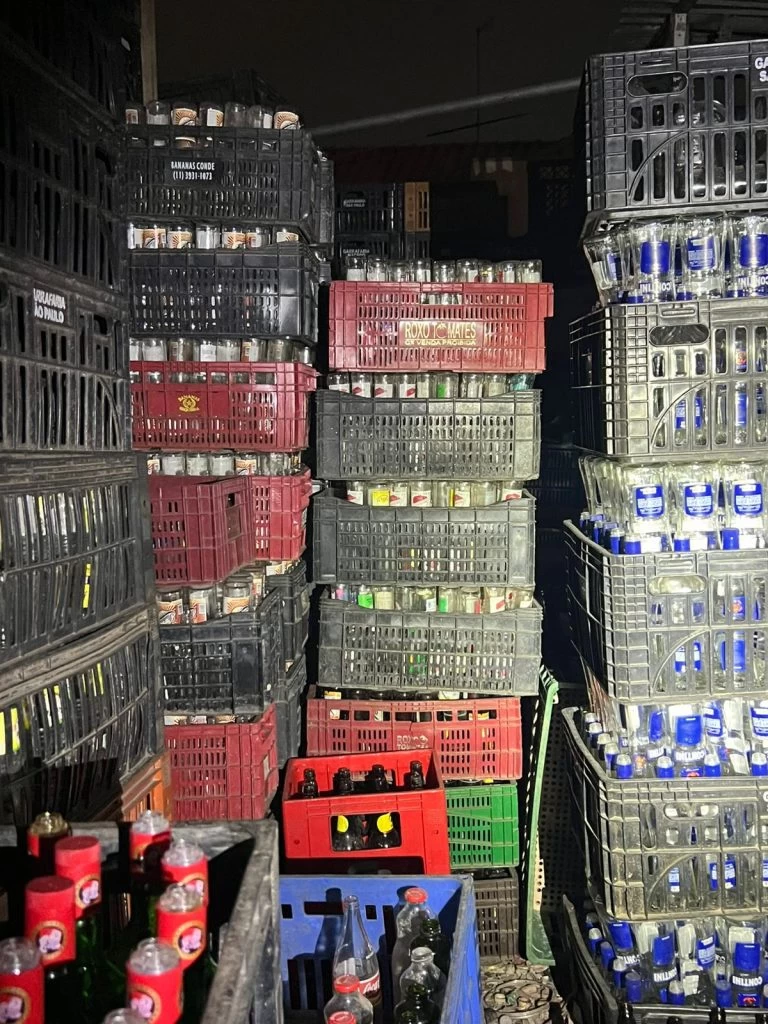 Força-tarefa do Governo de SP apreende mais de 100 mil vasilhames em galpão clandestino em SP