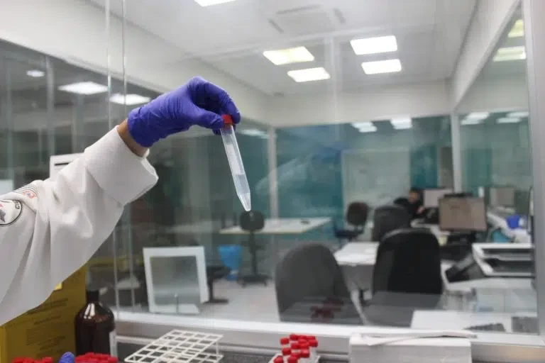 Entenda como o Instituto de Criminalística da Polícia Científica de SP comprova a presença de drogas