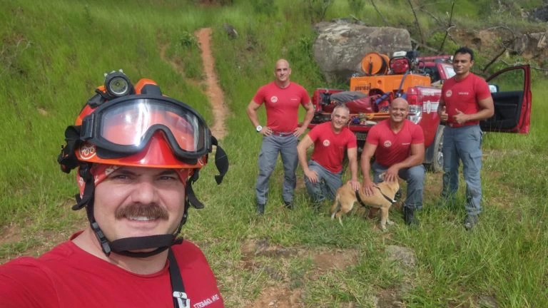 Bombeiros realizam rapel para resgatar cão em situação de risco em pedreira no interior de SP