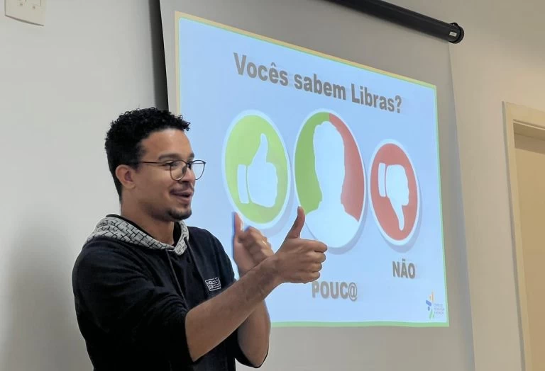 SP abre inscrições para Curso de Introdução a Libras