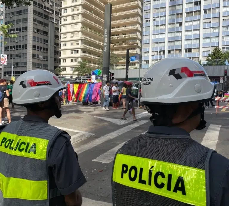 Policiais disfarçados prendem 8 e recuperam 24 celulares durante Parada LGBT+ em SP