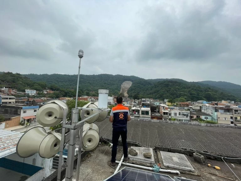 Governo de SP entrega sirene em áreas de risco na Grande SP