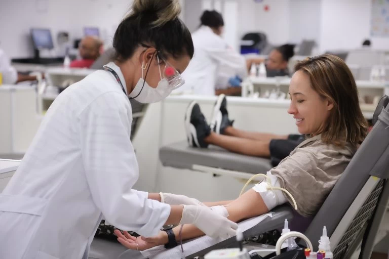 Secretaria da Saúde de SP orienta população a doar sangue antes de se imunizar