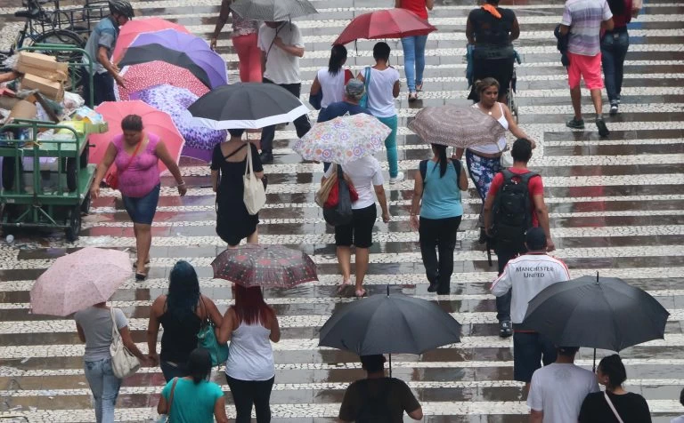 Pancadas de chuvas isoladas em SP continuam até quarta (9) e colocam em atenção áreas de risco