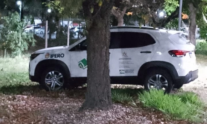 Carro oficial do Conselho do Idoso de Iperó é flagrado em estacionamento de universidade em Sorocaba no período da noite