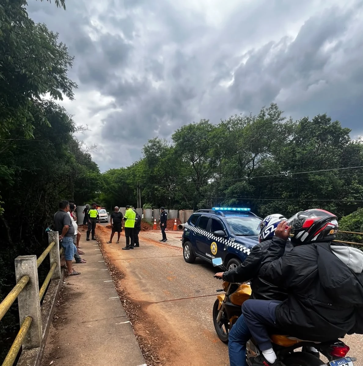 Protesto na ponte Iperó/Tatuí: moradores cobram fim da interdição