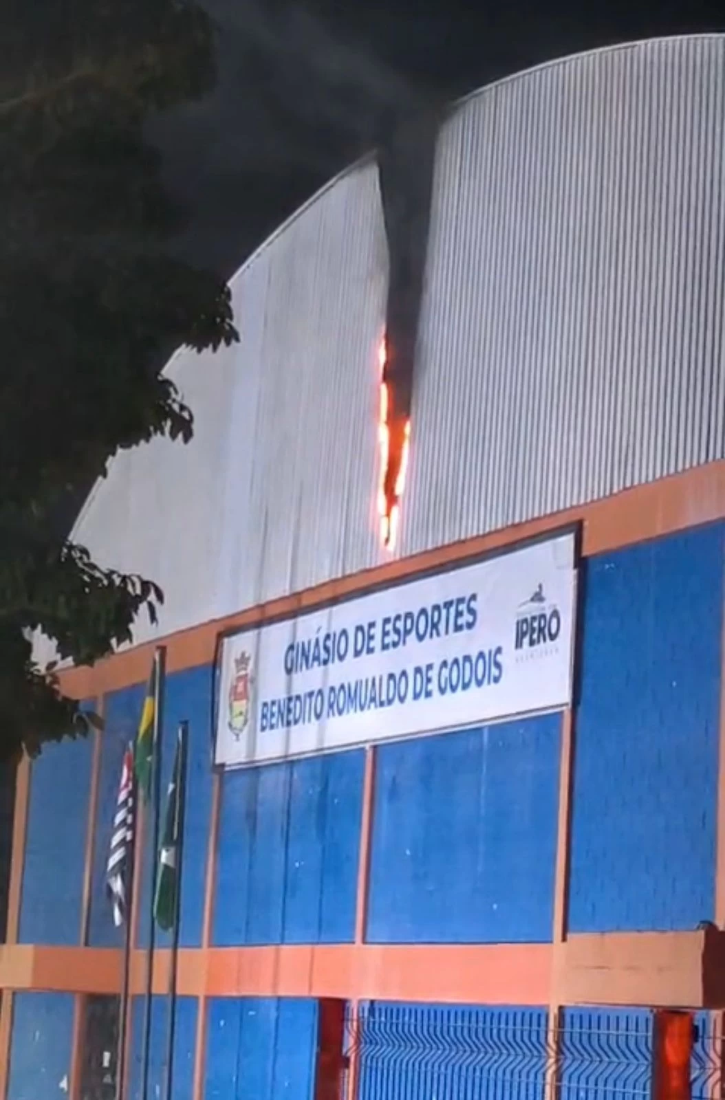 Curto-circuito provoca princípio de incêndio no ginásio de esportes