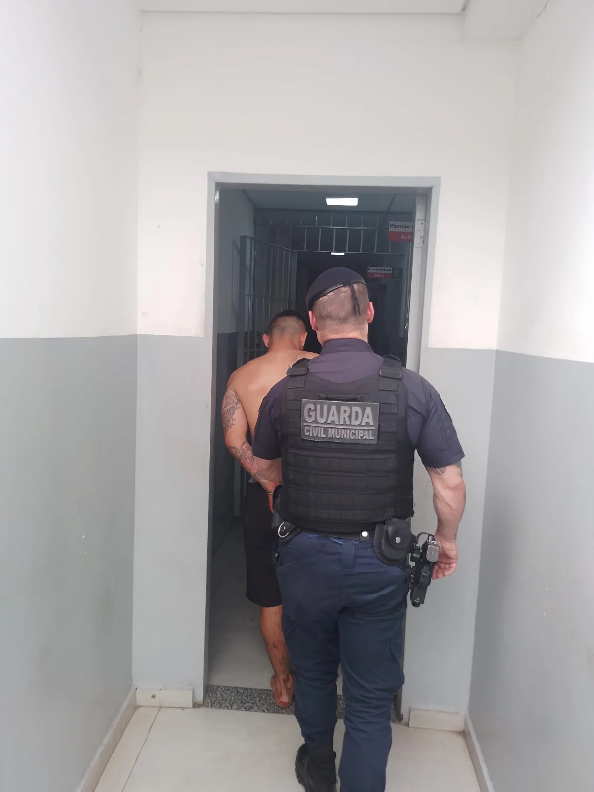 GCM de Iperó intervém em briga com facas e prende homem por violência doméstica