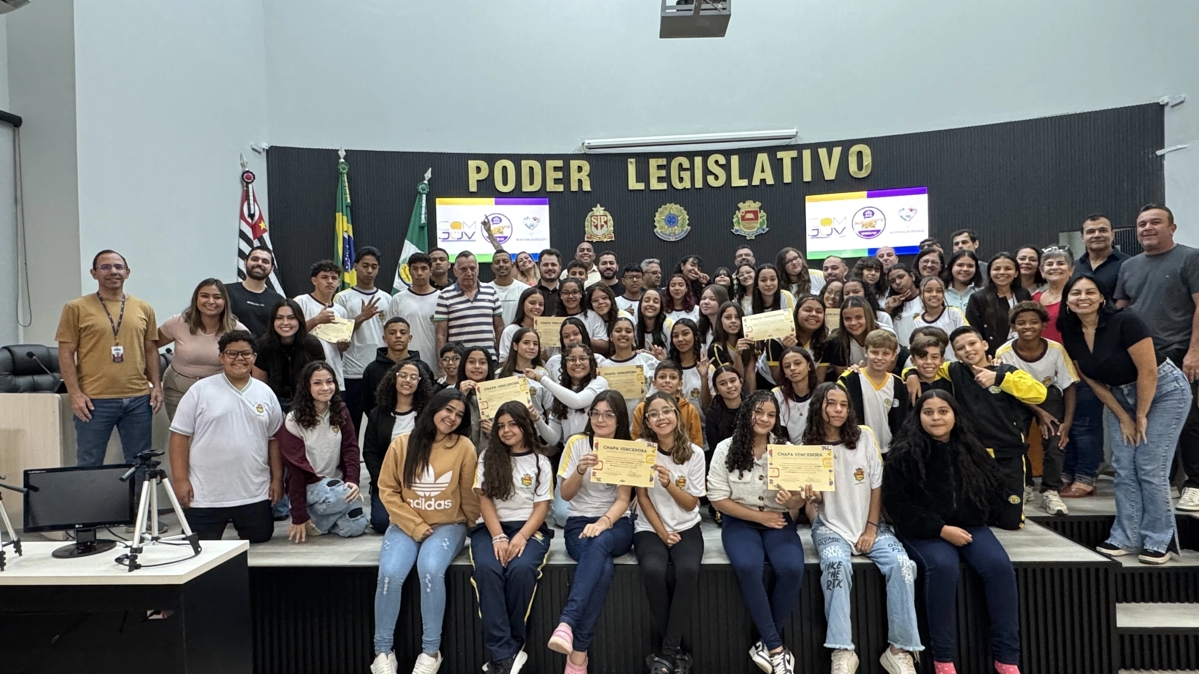 Estudantes da rede municipal tomam posse como vereadores mirins em cerimônia na Câmara