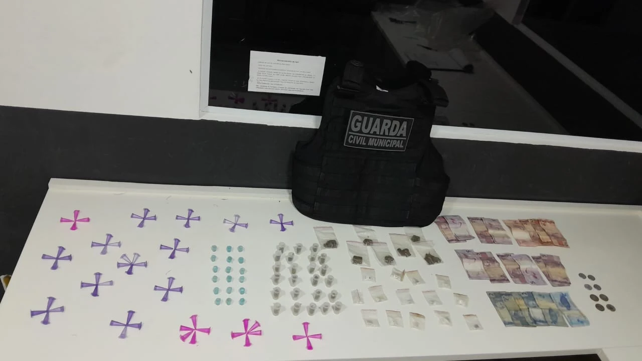 GCM apreende 145 porções de drogas e prende homem por tráfico em Iperó