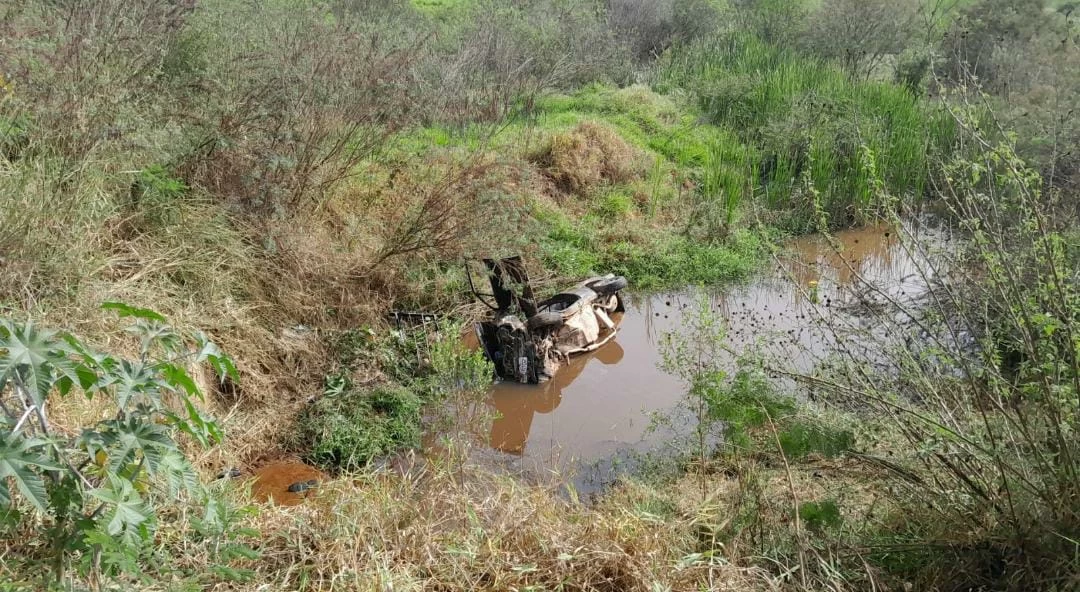Carro cai na ribanceira na Estrada entre Iperó e Sorocaba